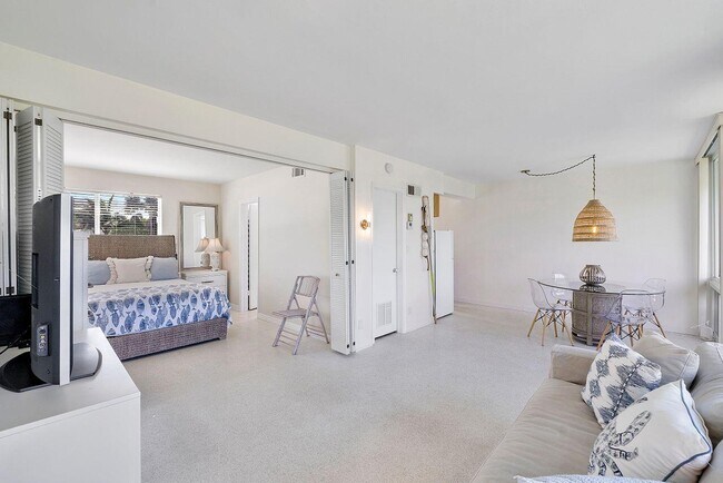 Building Photo - 1221 Hillsboro Mile