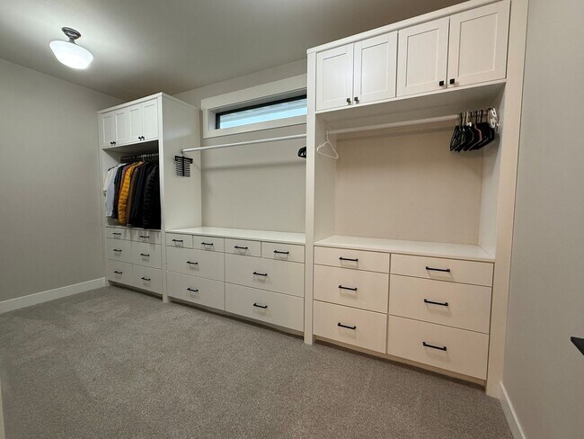 Building Photo - Now renting 4 bedroom Luxury House, stillporoperties.com