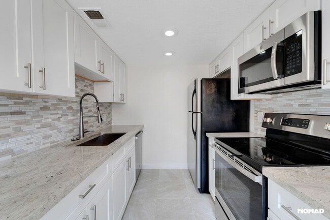 Building Photo - Charming 2BR Condo in Phoenix