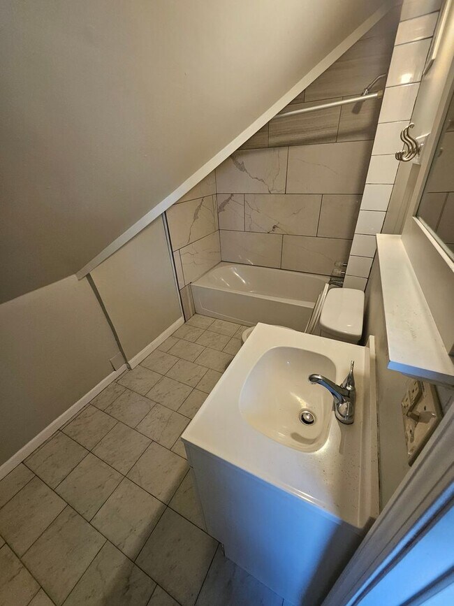 Building Photo - 4bed/2bath house  (EHA APPROVED)