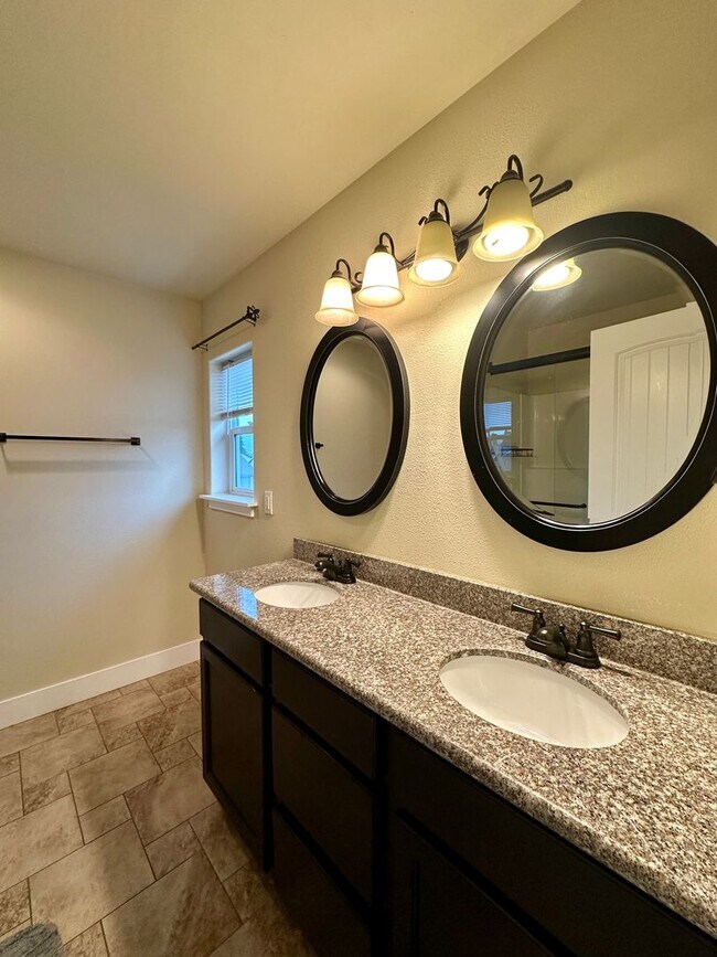 Building Photo - Well-Maintained Three Bedroom Home in North Salem