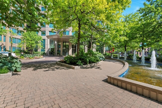 Building Photo - 400 N La Salle Dr