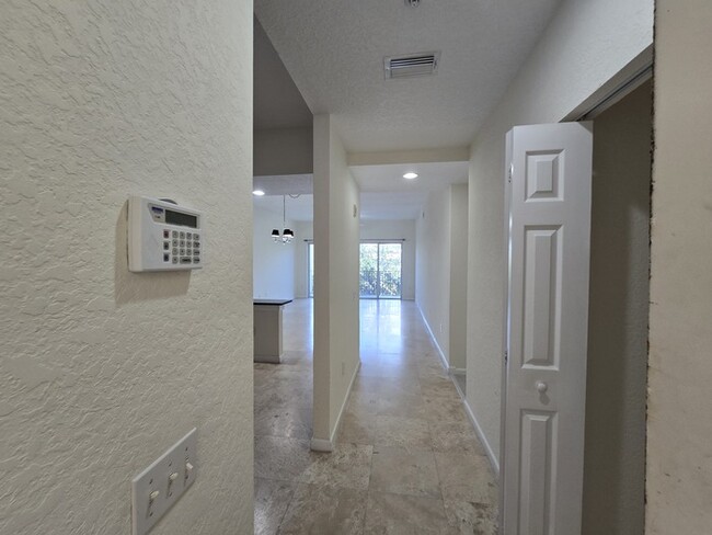 Building Photo - Beautiful 2 Bed 2 Bath Condo in West Palm ...