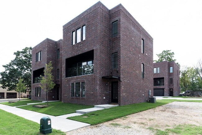 Building Photo - 861 Capitol Dr