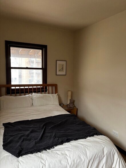 Building Photo - 3351 N Kenmore Ave