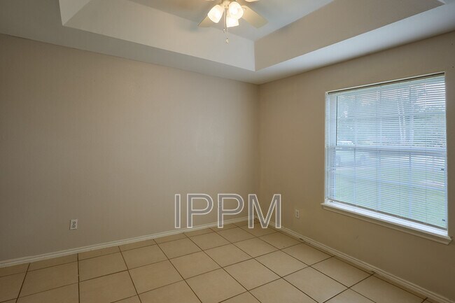 Building Photo - 101 S Taos Blvd