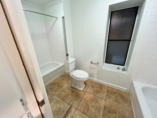 Building Photo - Remodeled 2 Bed, 2 Bath Unit in Downtown S...