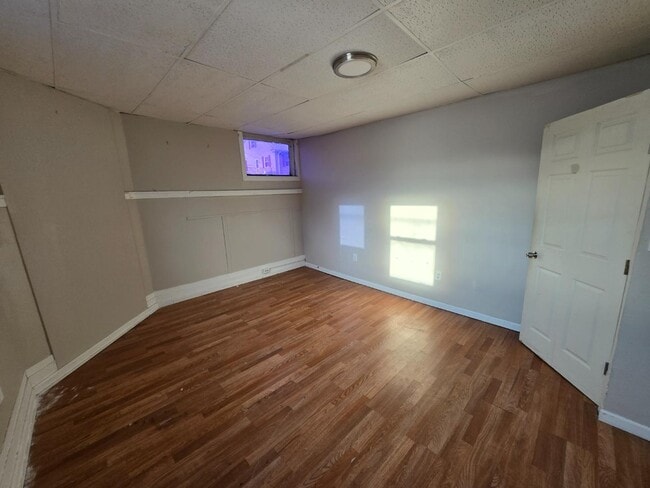 Building Photo - 300 William St