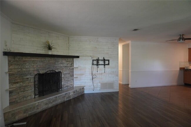 Building Photo - 401 Palm Springs Dr