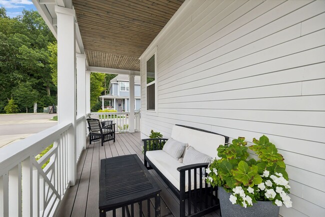 Building Photo - Urban Living just minutes from Downtown Na...