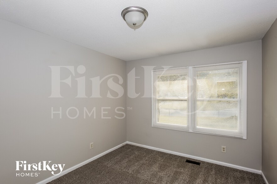 Building Photo - 2330 Knight Dr