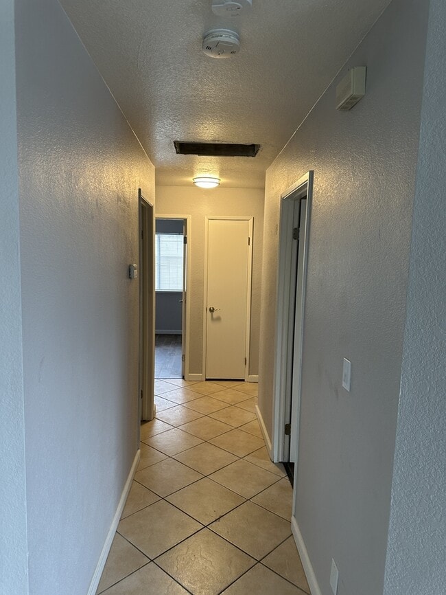 Building Photo - charming 4-bedroom, 2-bathroom home located in a peaceful cul-de-sac in West Modesto