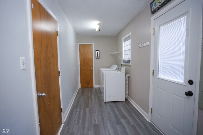 Building Photo - 150 E Beechwood Ln