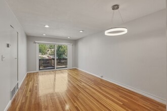 Building Photo - 800 Hyde Park Ave