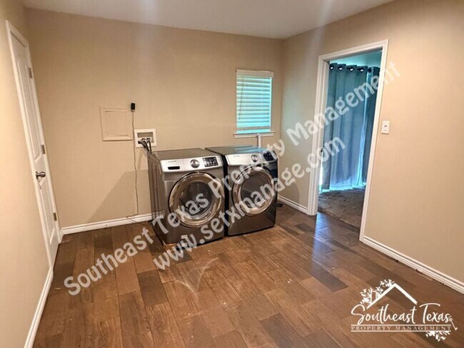 Building Photo - 6033 Reba Dr