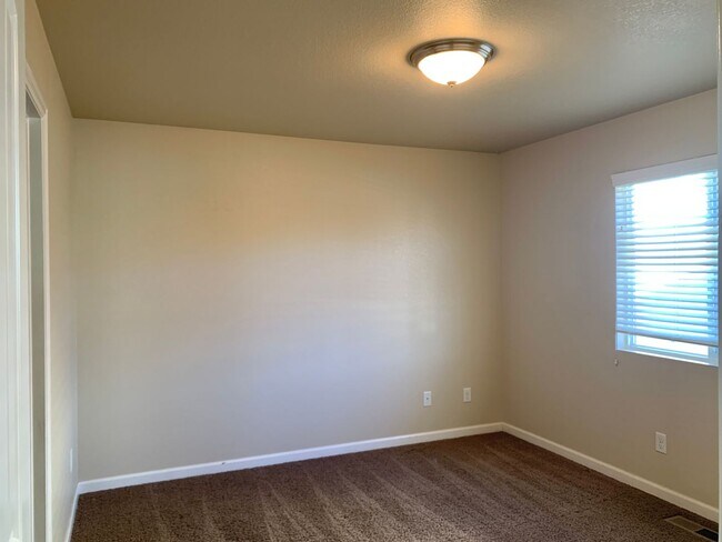 Building Photo - Beautiful 3 Bedroom 2 Bath Ranch-Style Home in West Loveland!