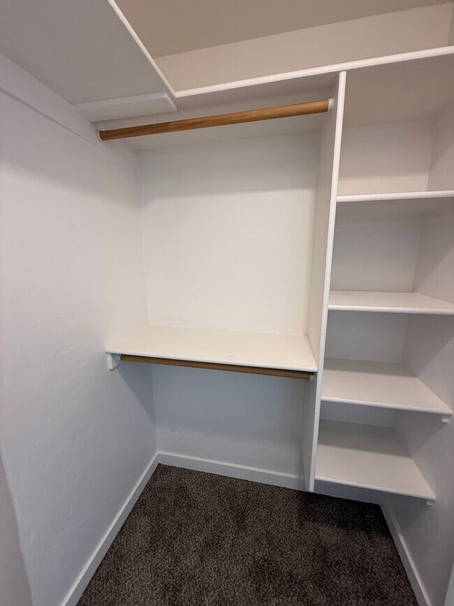 Building Photo - Available Now- Beautiful Nampa Townhome