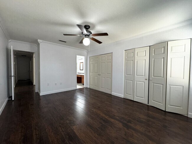 Building Photo - 3 BEDROOM WITH FIREPLACE AND LVP PLANK FLO...
