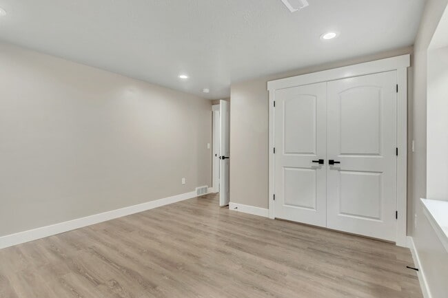 Building Photo - 1316 W Quailhill Rd