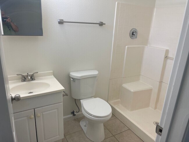 Building Photo - Renovated 3br/2ba on Large Lot