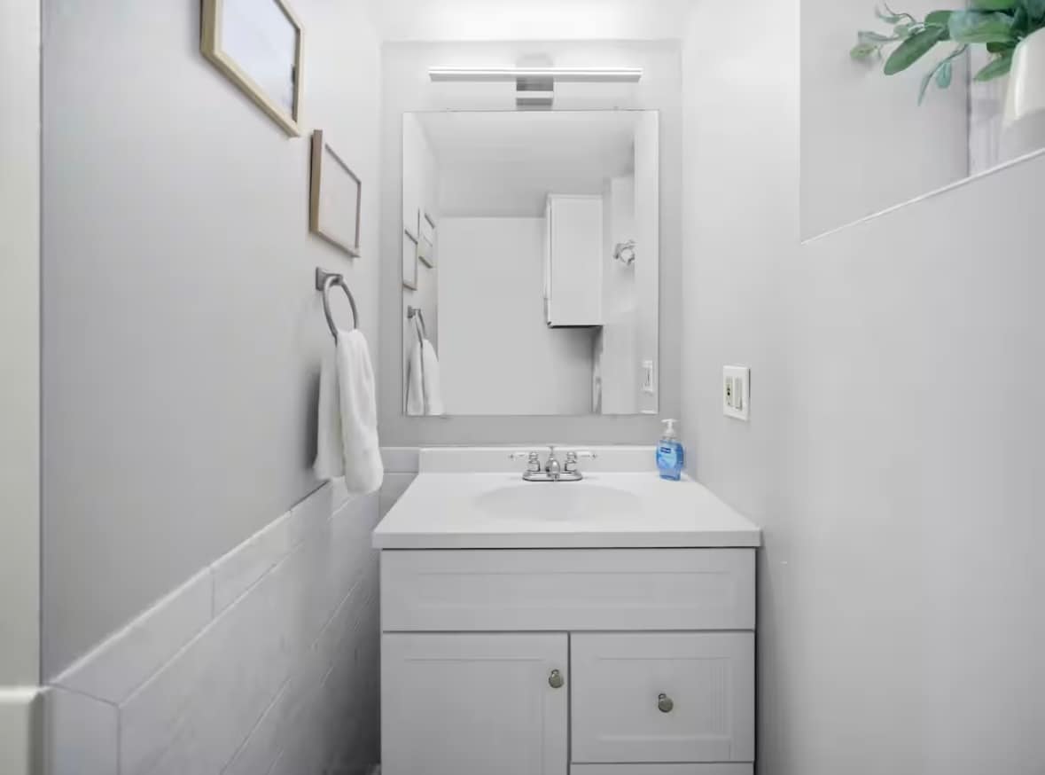 Full Bathroom - 2117 W Riverside Ave