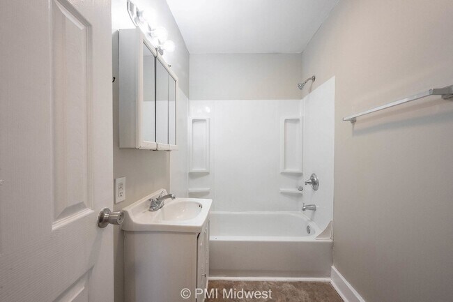 Building Photo - Charming 2-Bedroom Home with Hardwood Floo...
