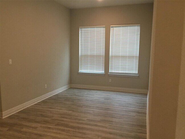Building Photo - 421 Fair Oaks Dr