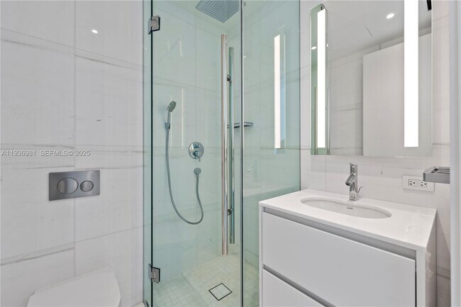 Building Photo - 300 Biscayne Blvd Way