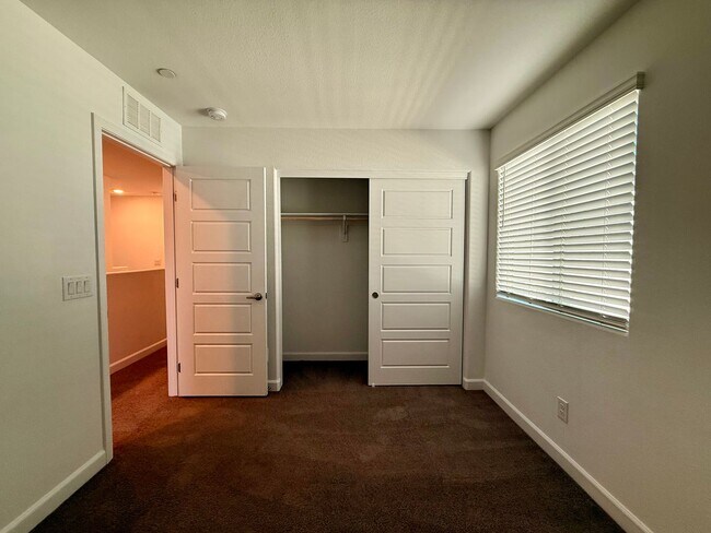 Building Photo - 3 BED 2.5 BATH 2 CAR GARAGE TOWNHOUSE w/ P...