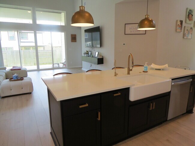 Building Photo - 404 Lariat Lp