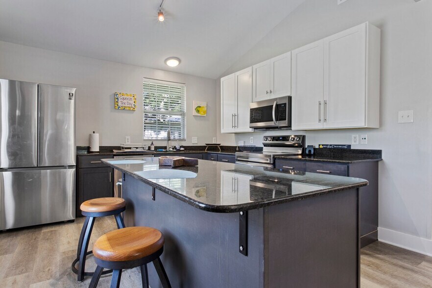 Building Photo - 6733 Mary St