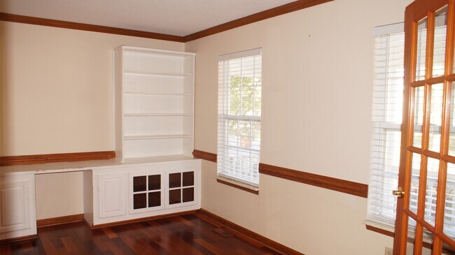 Building Photo - 1221 Clearwater Ln