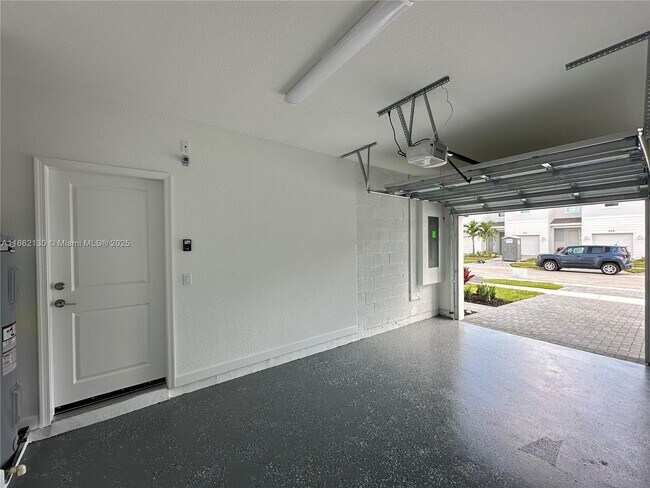 Building Photo - 402 SE Crossoak Ln