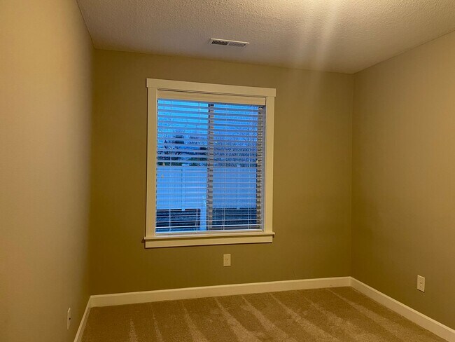 Building Photo - NEWER LUXURY Style Townhouse with a gorgeo...