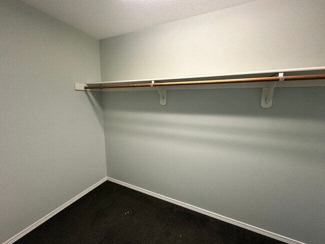 Building Photo - 2 Bed, 2 1/2 Bath townhome close to the River! Free month's rent on a 1 year lease!