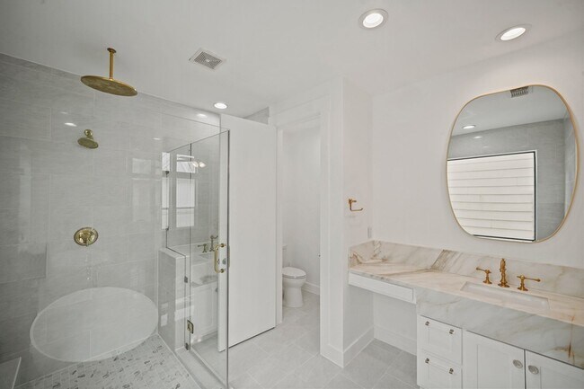 Building Photo - 1813 Dart St