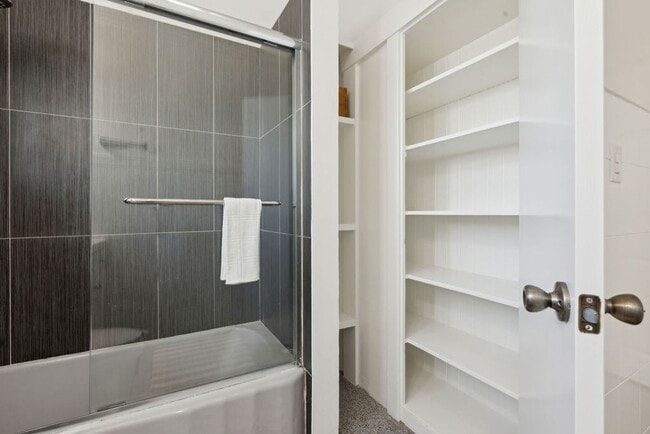 Building Photo - EPIC REA - Great Renovated ( all appliance...