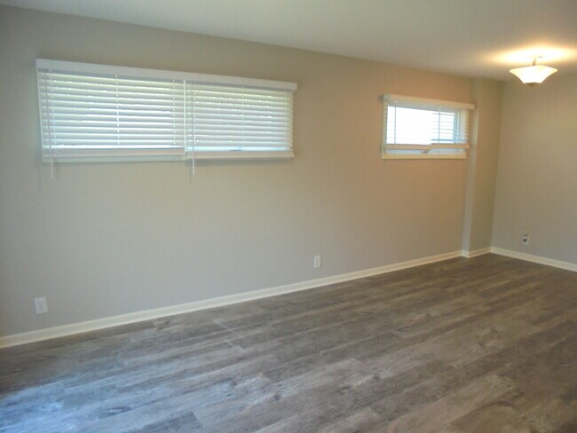 Building Photo - 1434 Walnut Dr