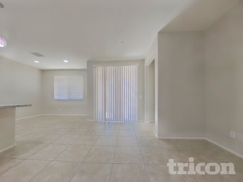 Building Photo - 21195 W Palm Ln