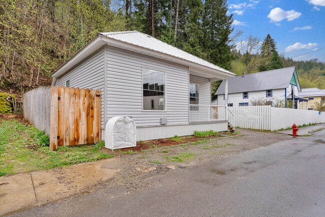 Building Photo - 902 Residence St