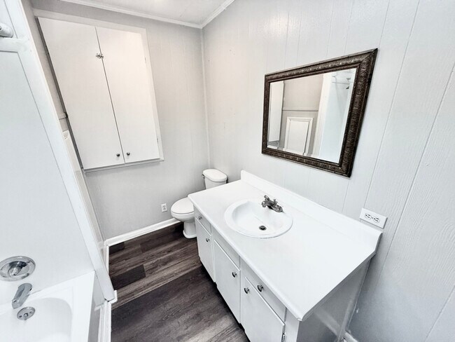 Building Photo - 118 S Tillman St