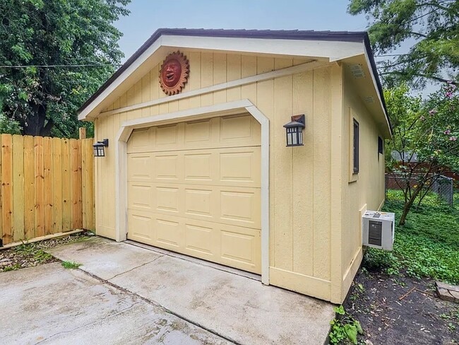 Building Photo - Rutledge Home