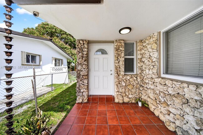 Building Photo - 7261 SW 21st St