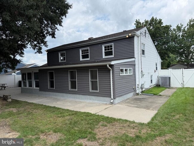 Building Photo - 417 Greenview Dr