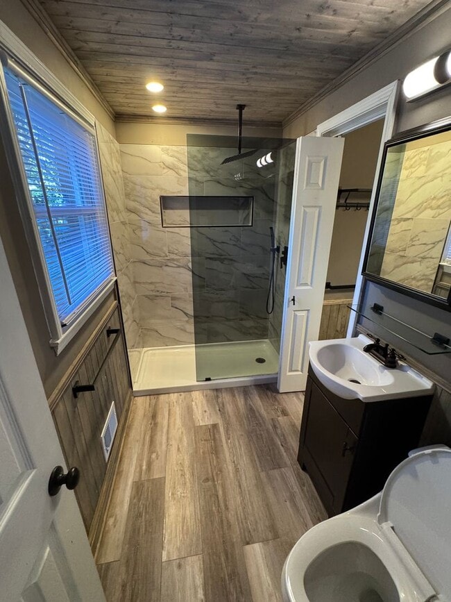 Building Photo - Beautiful 3 Bedroom in Windsor Park Neighb...