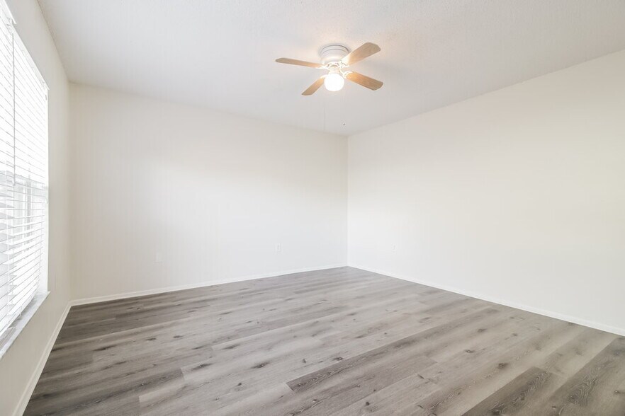 Building Photo - 3137 Holland Dr