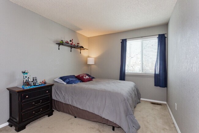 Building Photo - 4 BED 3 BATH HOME IN FOX HILL!