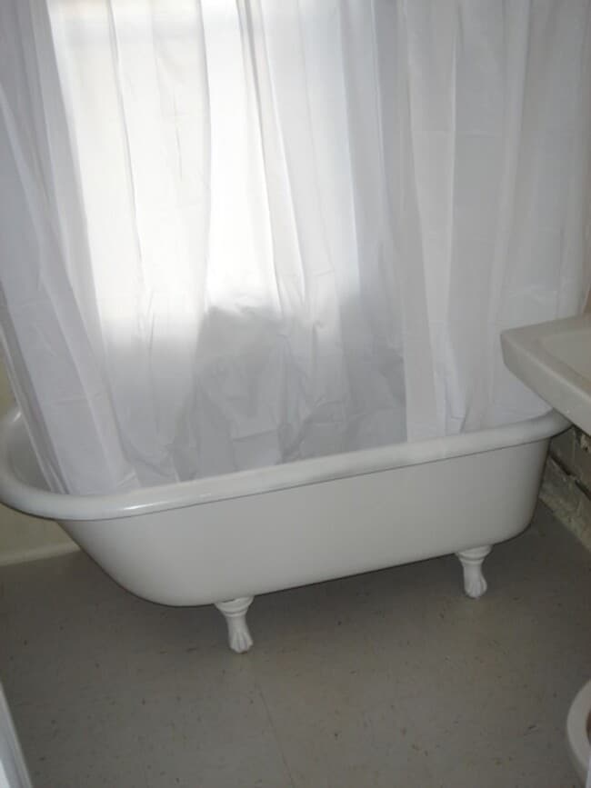 Building Photo - Renovated May 1 Studio NO FEE Heat HW inc Students ok  Seconds to Green line