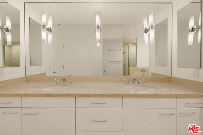 Building Photo - 13600 Marina Pointe Dr