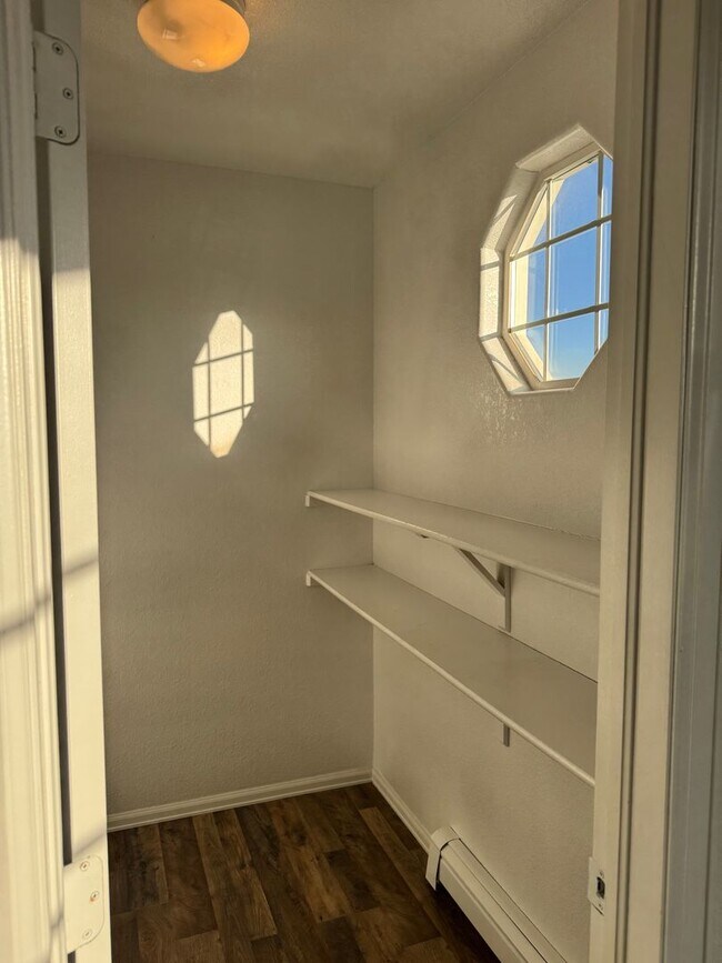 Building Photo - 481 1/2 Tracy Dr